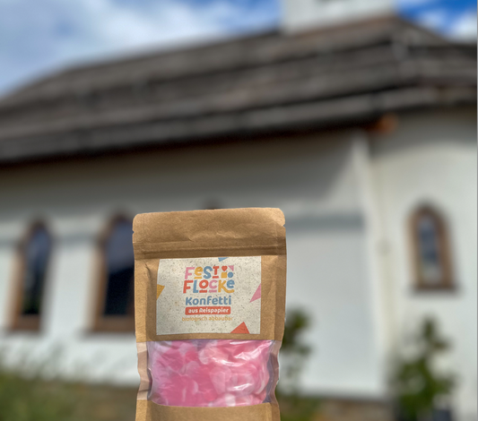 Konfetti vor einer Kapelle